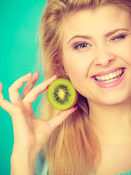 Vrouw bedrijf groene kiwi fruit — Stockfoto