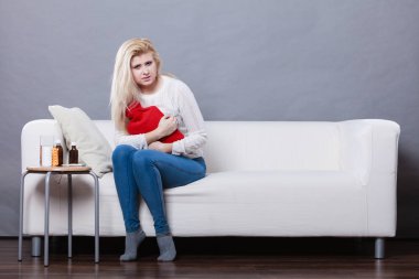 Cofa üzerinde oturan kadın duygu mide krampları