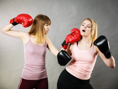 İki saldırgan kadın boks mücadele