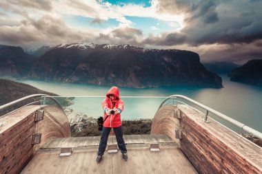 Turist fotoğrafçı ile fotoğraf makinesi Stegastein uyanık, Norveç