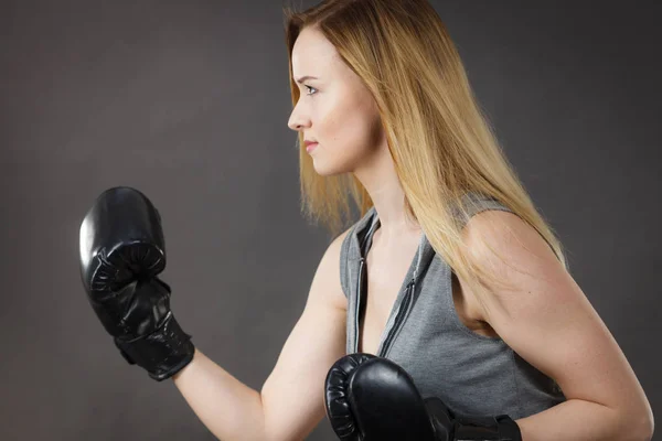 Boksör kız egzersiz ile boks eldivenleri. — Stok fotoğraf