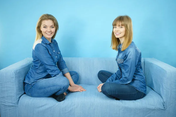 Дві щасливі жінки друзі в джинсовому вбранні — стокове фото