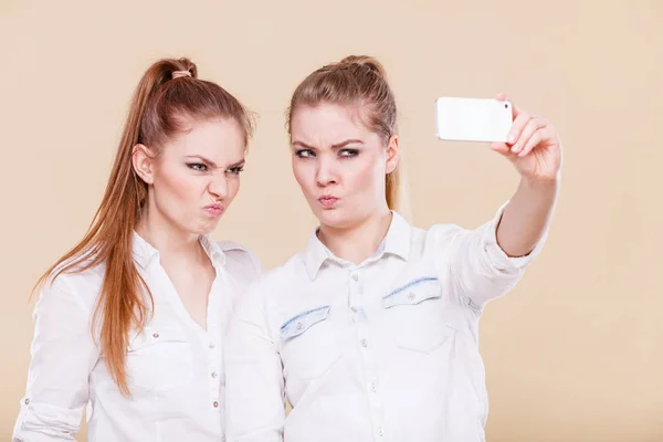 Друзі студентські дівчата фотографують себе зі смартфоном — стокове фото