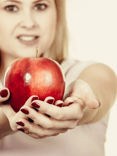 Femme heureuse tenant délicieuse pomme rouge — Photo