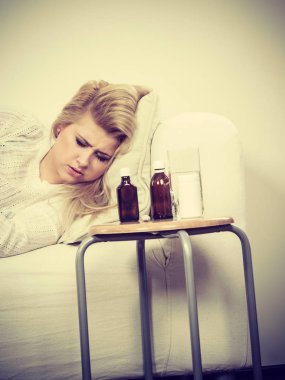 Grip olan koltukta yalan üzücü hasta kadın