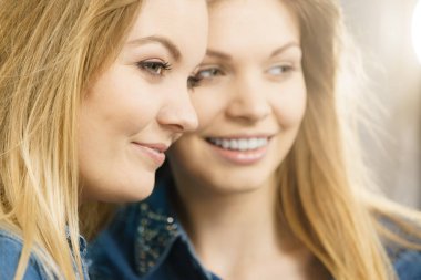 İki mutlu kadın arkadaşlar eğlenmeye