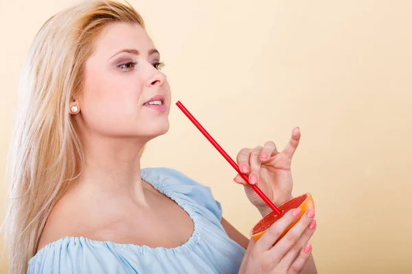 Mulher bebendo suco de frutas, toranja vermelha — Fotografia de Stock