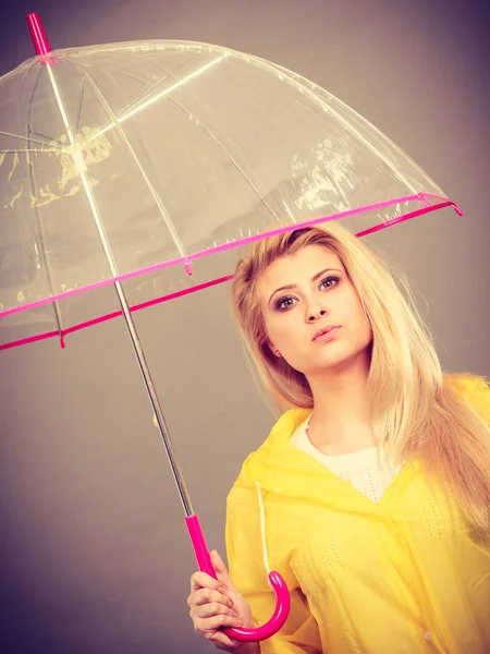Mujer aburrida triste vistiendo impermeable con paraguas — Foto de Stock