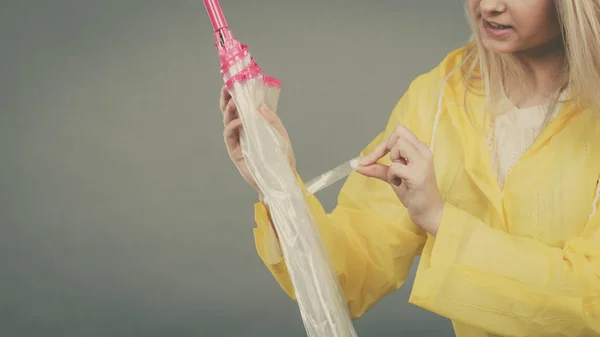 Vrouw dragen regenjas sluiten paraplu — Stockfoto