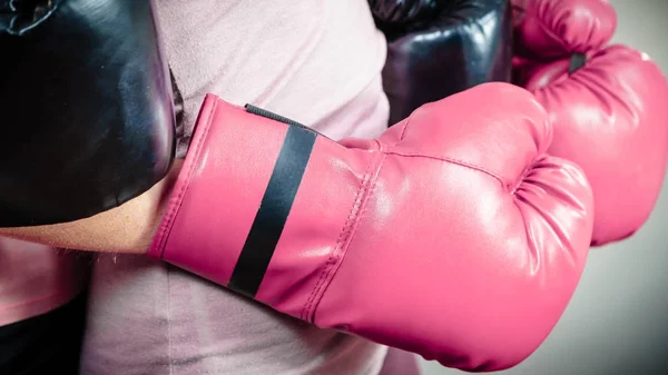 Donna che indossa guanti da boxe — Foto Stock