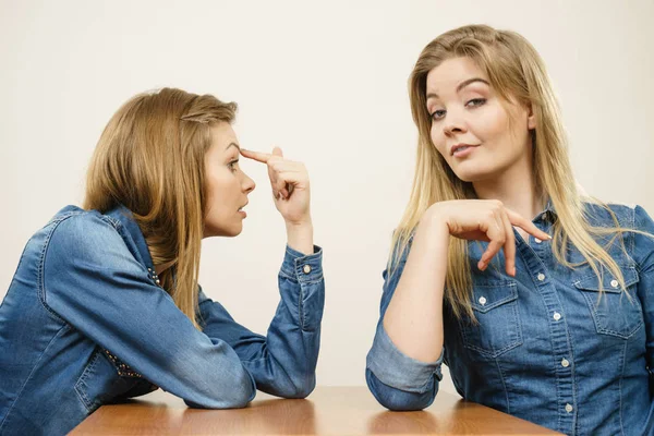 Donna prendendo in giro il suo amico fiducioso — Foto Stock