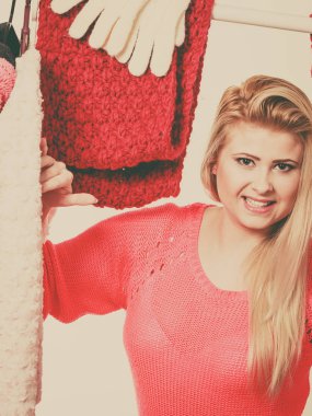 Dolap malzeme çekme kış kıyafeti duran kadın