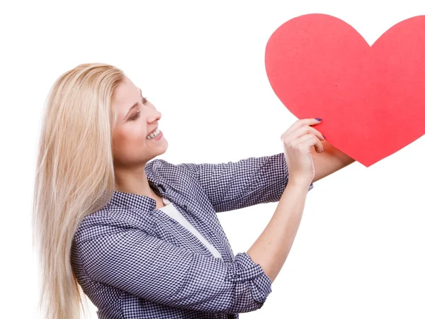 Mulher segurando grande coração vermelho, sinal de amor — Fotografia de Stock