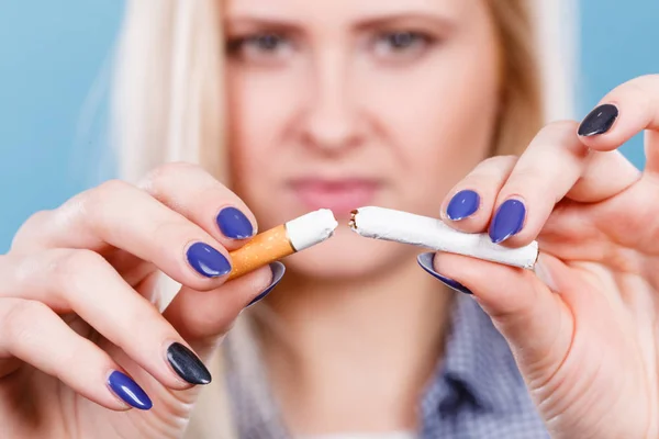 Žena lámání cigaretu, jak se zbavit závislosti — Stock fotografie