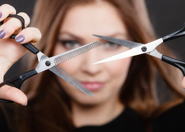 Parrucchiere professionista con forbici pronto a tagliare . — Foto Stock