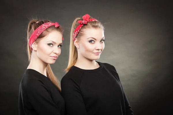 Retrato de retro pin up meninas em lenço vermelho . — Fotografia de Stock