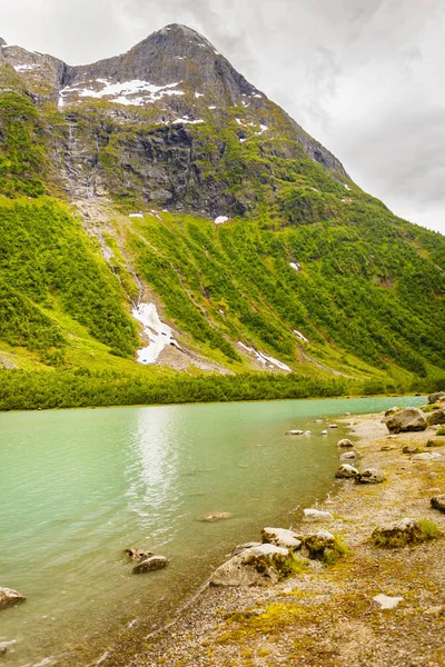 Περιοχή στα βουνά και τη λίμνη στη Νορβηγία — Φωτογραφία Αρχείου