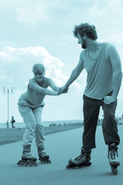 Mujer y hombre pareja patines al aire libre — Foto de Stock