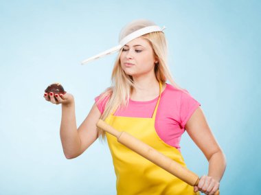 Cupcake, oklava kevgir kafasına takmış tutan kadın