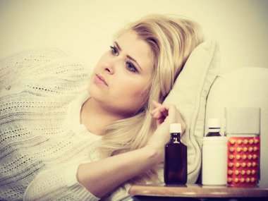 Grip olan koltukta yalan üzücü hasta kadın