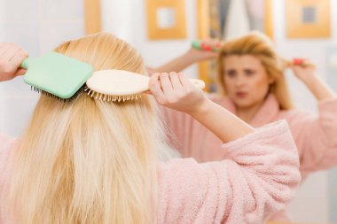 Saçları fırçalama sabahlık giyen kadın