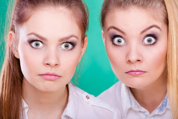 İki genç kadın şok arıyor — Stok fotoğraf