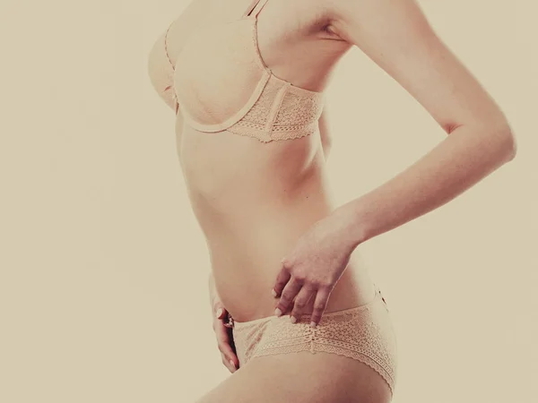 Mooie slanke vrouw lace lingerie dragen. — Stockfoto