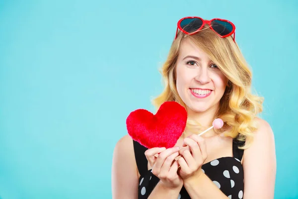 Femme tient rouge coeur amour symbole et sucette bonbons — Photo