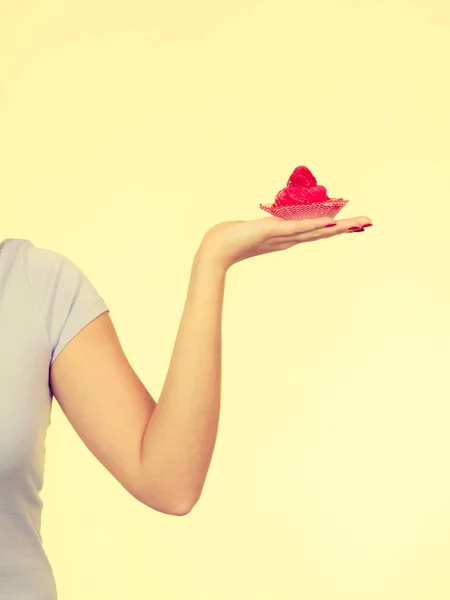 Frau hält süßen leckeren Cupcake — Stockfoto