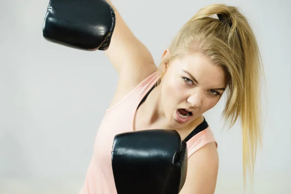 Žena nosí Boxerské rukavice — Stock fotografie