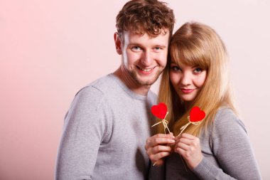 Güzel genç mavi kalpler olan küçük pare.