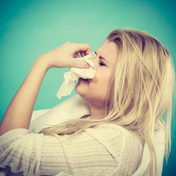 Mulher doente com gripe deitada no sofá — Fotografia de Stock