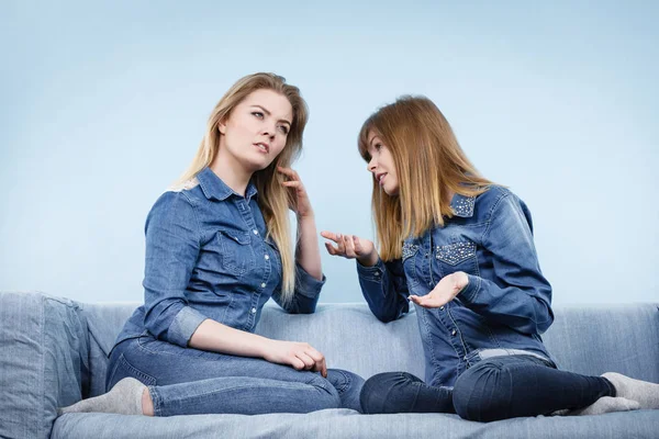 Duas mulheres sérias amigas conversando no sofá — Fotografia de Stock