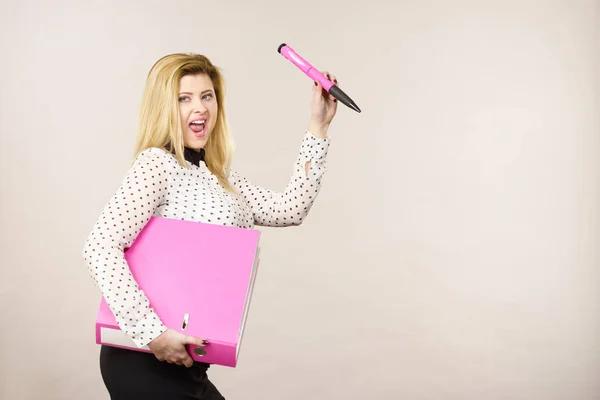 Mujer de negocios positiva feliz celebración de carpeta con documentos —  Fotos de Stock