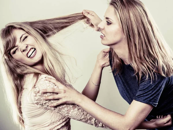 Mulheres loucas agressivas lutando umas contra as outras . — Fotografia de Stock