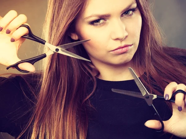 Professionelle elegante weibliche Friseurin mit Schere. — Stockfoto