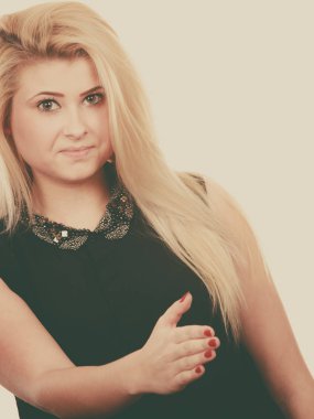 Açık el için el sıkışma hazır olan kadın