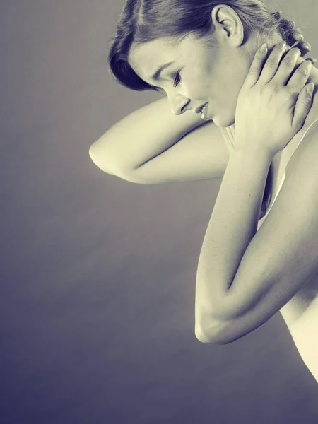 Женщина, страдающая от боли в шее — стоковое фото
