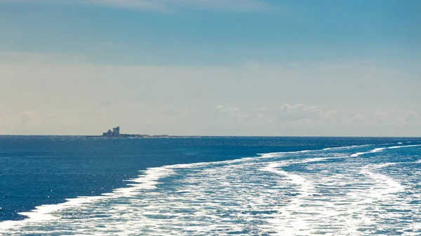 Trail op het water na de veerboot varen — Stockfoto