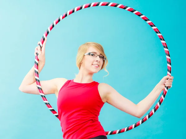 Fit mujer con hula hoop haciendo ejercicio — Foto de Stock