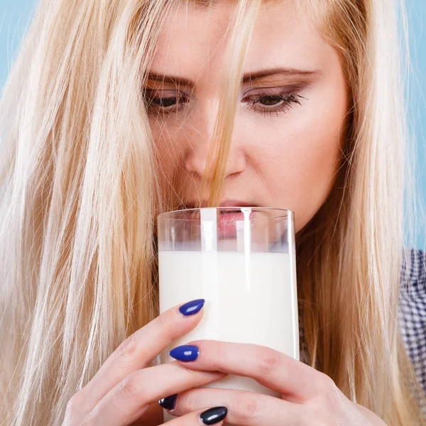 ガラスの牛乳を飲む女性は — ストック写真