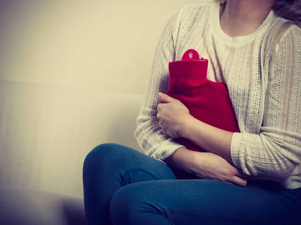 Cofa üzerinde oturan kadın duygu mide krampları