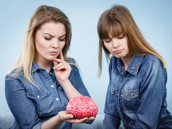 Zwei Freundinnen denken nach — Stockfoto