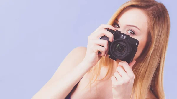 Szőke nő fényképezőgép kék — Stock Fotó