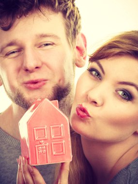 Çift öpücük ev sembolü ile paylaşmak..