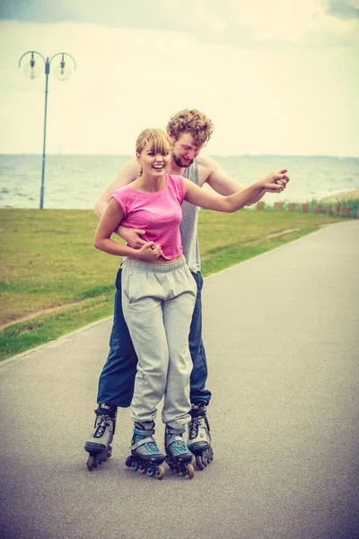 Roller skater couple skating outdoor — Stock Photo, Image