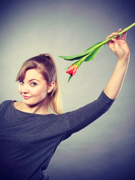 Zabawna Dziewczyna zabawy z kwiat tulip. — Zdjęcie stockowe