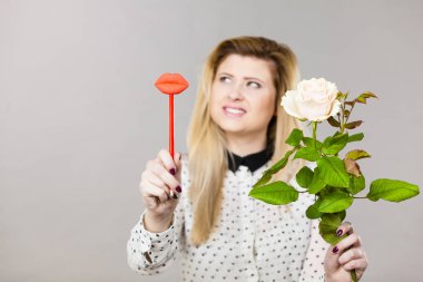 Beyaz gül tutan mutlu pozitif kadın