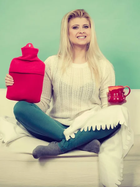 Vrouw met manieren om zich te ontdoen van koorts — Stockfoto