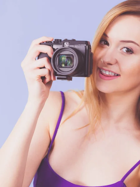 Blonde vrouw met camera op blauw — Stockfoto